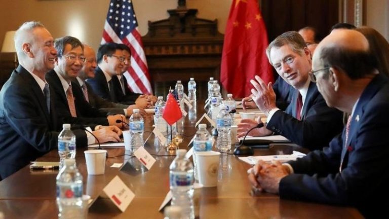 Phó Thủ Tướng TQ Lưu Hạc (bìa trái) ngồi đối diện Đại Diện Thương Mại Hoa Kỳ Robert Lighthizer (thứ nhì phải) tại cuộc đàm phán thương mại Mỹ-Trung tại Washington, tháng 5/2019. Ảnh: Financial Times