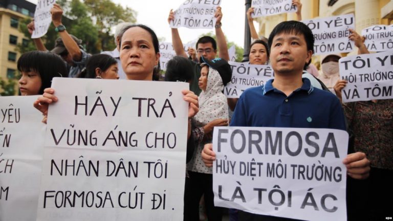 Người dân biểu tình vụ cá chết hàng loạt ở miền trung Việt Nam. Ảnh VOA/EPA