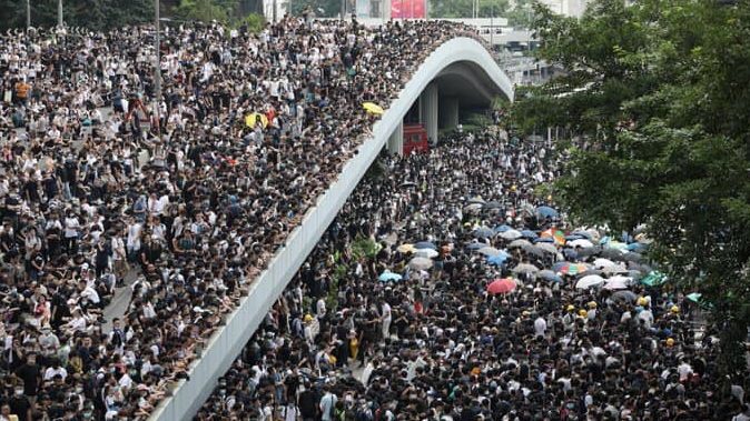 Dân Hong Kong xuống đường chống Dự Luật Dẫn Độ về Trung Hoa đại lục tháng Sáu, 2019. Ảnh: Athit Perawongmetha/Reuters