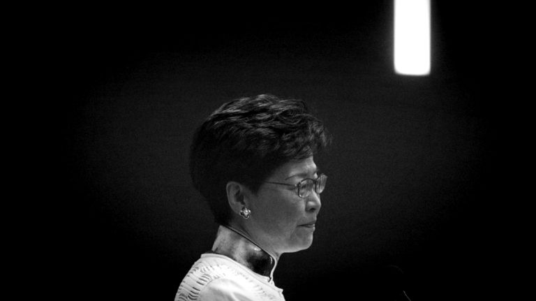 Trưởng Đặc Khu Hong Kong Carrie Lam trong cuộc họp báo công bố hoãn thông qua Dự Luật Dẫn Độ, ngày 15 tháng Sáu, 2019. Ảnh: Justin Chin/Bloomberg.