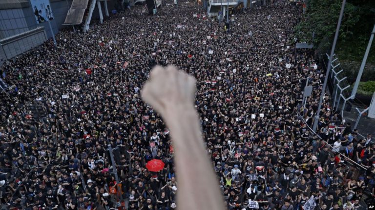 Người dân Hong Kong biểu tình chống Dự Luật Dẫn Độ về Trung Hoa đại lục và đòi Đặc Khu Trưởng Hong Kong Carrie Lam từ chức Ảnh: AP