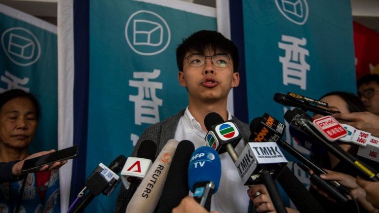 Lãnh đạo Phong Trào Dù Vàng Joshua Wong đòi Đặc Khu Trưởng Hong Kong Carrie Lam phải từ chức, khi vừa bước ra khỏi nhà tù 17 tháng Sáu, 2019. Ảnh: Nurphoto/Getty Images