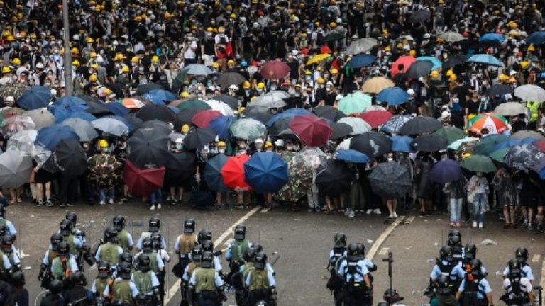 Hàng trăm ngàn người dân Hong Kong biểu tình phản đối Dự Luật Dẫn Độ về Trung Quốc xét xử. Hình chụp ngày 12 tháng Sáu, 2019. Ảnh: AF