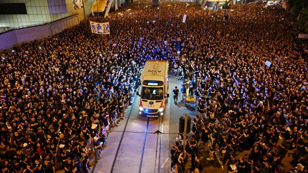 Hơn 2 triệu dân Hong Kong xuống đường chống Dự Luật Dẫn Độ hôm 16 tháng Sáu, 2019. Ảnh: Hector Retamal/AFP