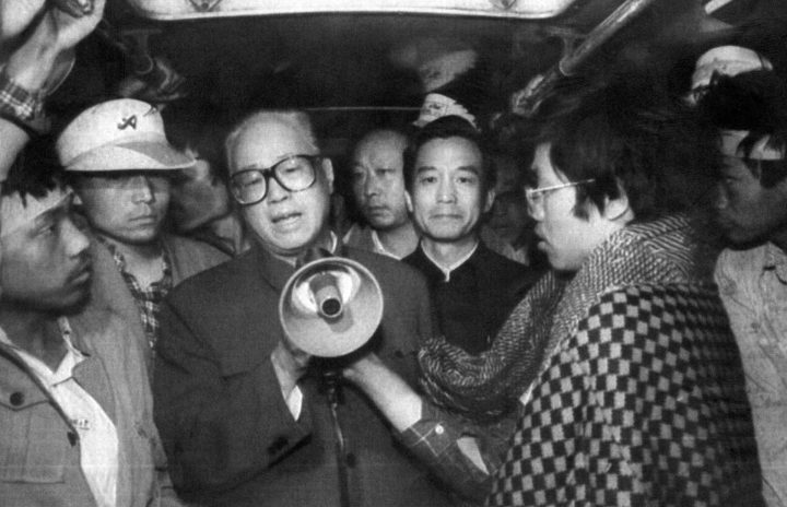 Ông Triệu Tử Dương, Tổng Bí Thư Đảng Cộng Sản Trung Quốc thời đó, bước ra quảng trường Thiên An Môn gặp gỡ các sinh viên, ngày 19 Tháng Năm, 1989. Ảnh: Getty Images