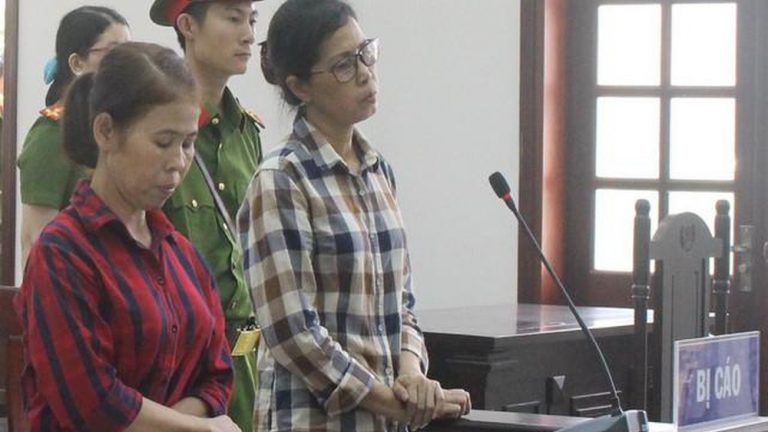 Bà Nguyễn Thị Ngọc Sương (trái) và Vũ Thị Dung ra tòa hôm 10 Tháng Năm, 2019, vì cáo buộc “rải truyền đơn chống phá nhà nước” với án tù 5 và 6 năm tù. Ảnh: Báo Thanh Niên