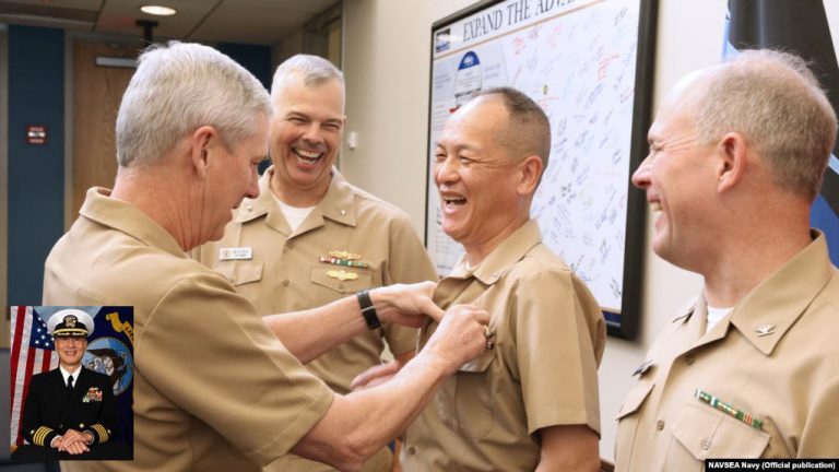 Đại tá Hải quân Hoa Kỳ Nguyễn Từ Huấn được gắn huy hiệu EDO (Sĩ quan Thường vụ Kỹ thuật vận hành ) trong một sự kiện ở thủ đô Washington, ngày 8 tháng 1, 2018. Ảnh: NAVSEA Navy