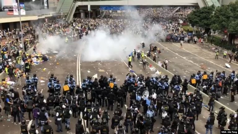 Cuộc biểu tình phản kháng luật dẫn độ ở Hong Kong sắp bước vào tuần thứ hai. Ảnh: VOA - Iris Tong