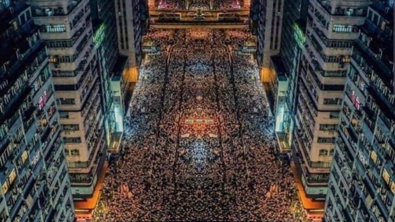 2 triệu dân Hong Kong biểu tình chống Dự Luật Dẫn Độ về Trung Hoa đại lục và đòi Đặc Khu Trưởng Hong Kong Carrie Lam từ chức hôm 17 tháng 6, 2019.