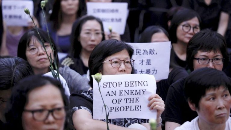 Hàng trăm bà mẹ Hong Kong xuống đường hôm 14 Tháng Sáu, 2019 phản đối đàn áp biểu tình. Ảnh: AP Photo/Vincent Yu