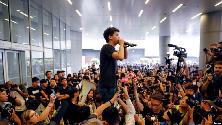 Joshua Wong diễn thuyết với người biểu tình bên ngoài cơ quan lập pháp Hong Kong hôm 17 tháng Sáu. Ảnh: Reuters