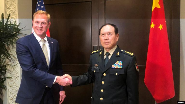 Quyền Bộ Trưởng Quốc Phòng Mỹ Shanahan gặp Bộ Trưởng Quốc Phòng Trung Quốc Ngụy Phượng Hòa ở Singapore hôm 31/5/2019. Ảnh: Reuters