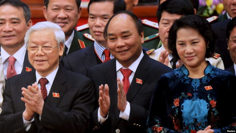 Từ trái sang: Nguyễn Phú Trọng, Nguyễn Xuân Phúc và Nguyễn Thị Kim Ngân. Ảnh Reuters