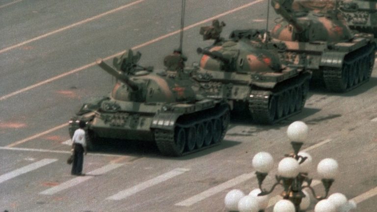 Ngày 5/6/1989, vào gần giữa buổi trưa sau hôm phong trào Mùa xuân Bắc Kinh của sinh viên bị chính quyền dìm trong biển máu, một người đàn ông, còn trẻ - về sau được báo chí quốc tế gọi là "Tank Man" đã đứng ra cản đường đoàn chiến xa quân đội Trung Quốc tiến vào quảng trường Thiên An Môn. Ảnh: New York Times