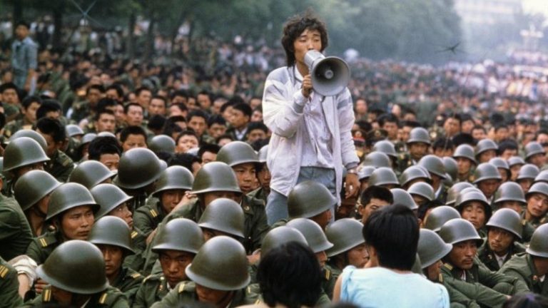 Cuộc biểu tình tại Quảng Trường Thiên An Môn, Bắc Kinh, tháng 6 năm 1989. Ảnh: Foreign Affairs