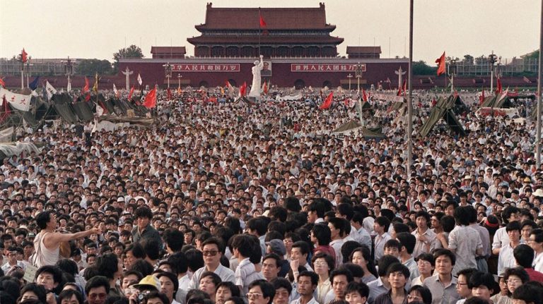 Những người biểu tình ủng hộ dân chủ đã lấp đầy Quảng Trường Thiên An Môn vào ngày 2 tháng 6, 1989, mặc dù nhà cầm quyền Bắc Kinh đã công bố áp dụng tình trạng thiết quân luật. Ảnh: Catherine Henriette/AFP - Getty Images