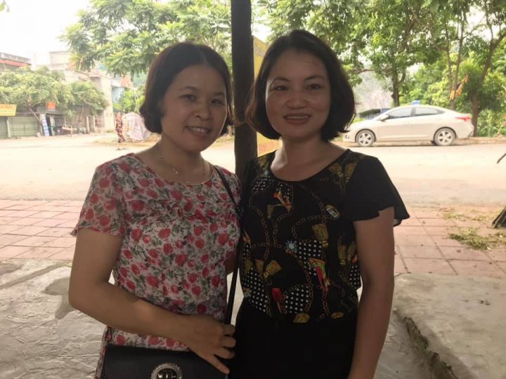 Cô Nguyễn Thị Tình (trái) và Nguyễn Huyền Trang, chúng tôi gọi vui là “tân vợ TNLT” và “đương kim vợ TNLT”. Ảnh: Việt Nam Thời Báo