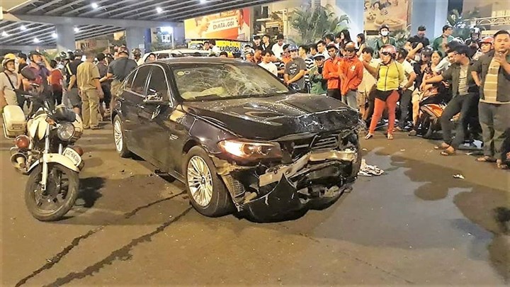Hiện trường vụ xe BMV tông hàng loạt xe gây chết người ở ngã tư Hàng Xanh, Sài Gòn hôm 1 tháng Mười, 2018. Nữ tài xế xe nầy có lượng cồn lên đến 0,94ml khi xảy ra tai nạn. Ảnh: Lao Động