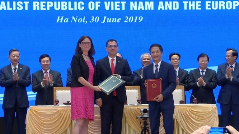 Cao Ủy Thương Mại EU bà Cecilia Malmsrom (trái), và Bộ Trưởng Công Thương CHXHCNVN Trần Tuấn Anh (phải) tại lễ ký EVFTA tại Hà Nội hôm 30 tháng Sáu, 2019. Ảnh AP