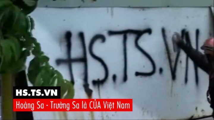 Khẩu hiệu HS.TS.VN được dùng sơn xịt lên tường để khẳng định Hoàng Sa, Trường Sa là của Việt Nam.