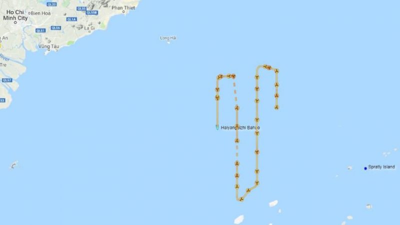 Đường vàng là hành trình hoạt động của tàu thăm dò địa chấn Trung Quốc Haiyang Dizhi 8 trong khoảng thời gian từ ngày 12 tới 15 tháng Bay, 2019. Ảnh chụp tweet của Phó Giáo Sư Ryan Martinson (https://twitter.com/rdmartinson88)