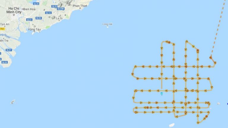 Đường vàng là hành trình hoạt động của tàu thăm dò địa chấn Trung Quốc Haiyang Dizhi 8 trong khoảng thời gian từ ngày 12 tới 15 tháng Bay, 2019. Ảnh chụp tweet của Phó Giáo Sư Ryan Martinson (https://twitter.com/rdmartinson88)