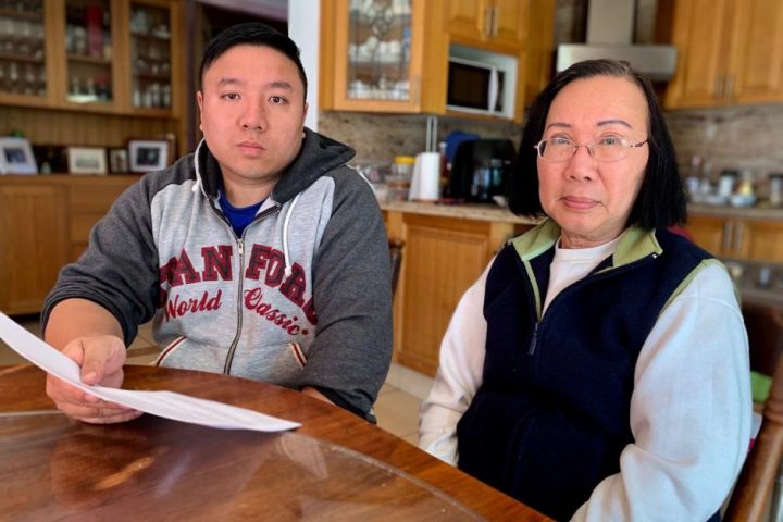 Bà Trang, vợ ông Khảm, và con trai lớn Daniel, nói việc gọi ông Khảm là khủng bố là “lố bịch”. Ảnh: Mazoe Ford - ABC News