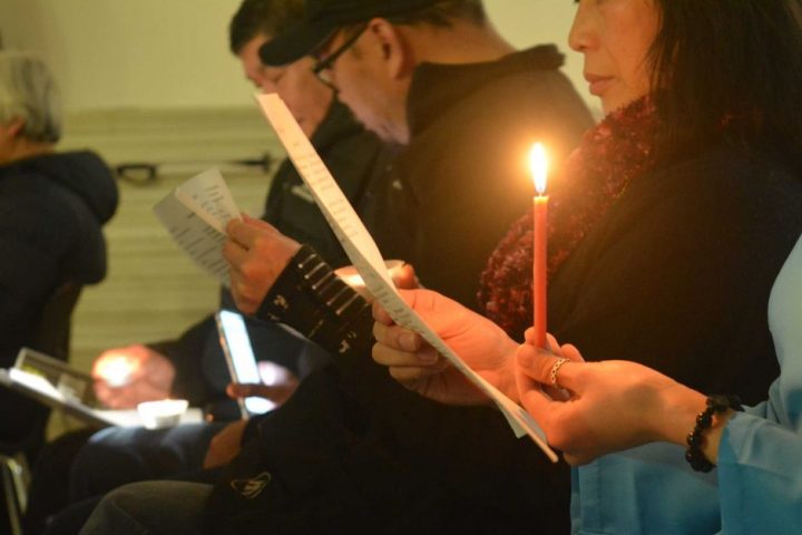 Thành viên cộng đồng người Việt hát những bài ca phản đối trong buổi thắp nến cho ông Khảm. Ảnh: Erin Handley - ABC News