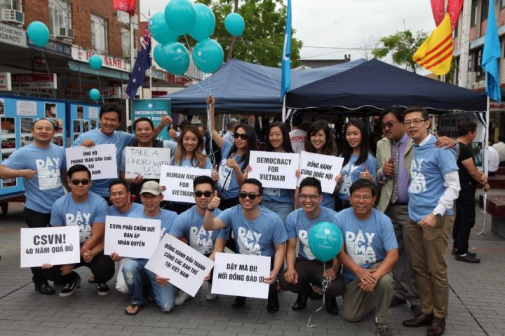 Ông Khảm (ngồi, bìa phải) chụp hình chung với các nhà hoạt động Việt Tân nhân Ngày Quốc Tế Nhân Quyền tại Sydney năm 2015. Ảnh: ABC News được cung cấp