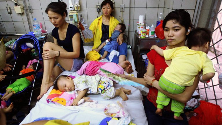 Người thân đang chăm sóc các bé mắc bệnh sởi tại một bệnh viện công ở Hà Nội. Ảnh: AFP/Getty Images