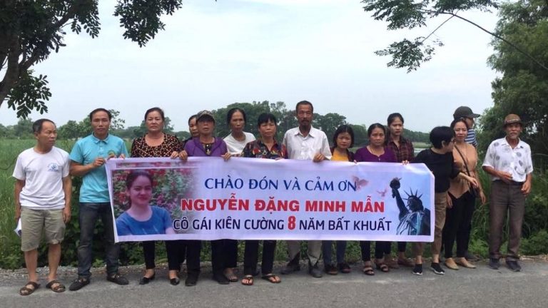 Các nhà đấu tranh cùng gia đình thực hiện chuyến thăm nuôi TNLT Nguyễn Đặng Minh Mẫn tại Trại giam số 5, Thanh Hóa hôm 10 tháng Bảy, 2019. Ảnh: FB Việt Tân