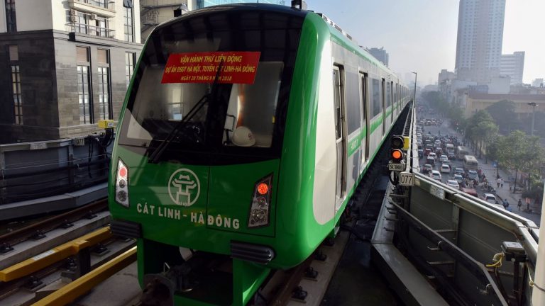 Đường sắt trên cao Cát Linh-Hà Đông dài 13,1km do Trung Quốc xây dựng phải gia hạn nhiều lần và “đội vốn lên nhiều lần” nhưng sau cả chục năm vẫn chưa xong. Ảnh: Getty Images