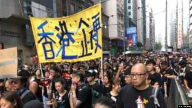 Biển người áo đen trong các cuộc biểu tình chống dự luật dẫn độ ở Hong Kong, tháng Sáu, 2019. Ảnh: VOA - Iris Tong