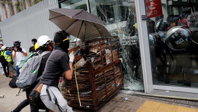 Một nhóm nhỏ người biểu tình phá cửa đột nhập vào tòa nhà Quốc Hội trong cuộc biểu tình kỷ niệm ngày Hong Kong được trao trả cho Trung Quốc 1 tháng Bảy, 2019. Ảnh: Reuters
