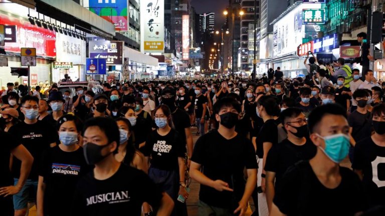 Tuổi trẻ Hong Kong xuống đường tại khu phố du lịch Vượng Giác (Mongkok) phản đối dự luật dẫn độ, ngày 7 tháng Bảy, 2019. Ảnh: Reuters/Tyrone Siu