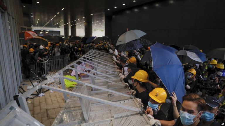 Những người biểu tình tìm cách xông vào tòa nhà Hội Đồng Lập Pháp Hong Kong hôm 1 tháng Bảy, 2019. Ảnh: AP