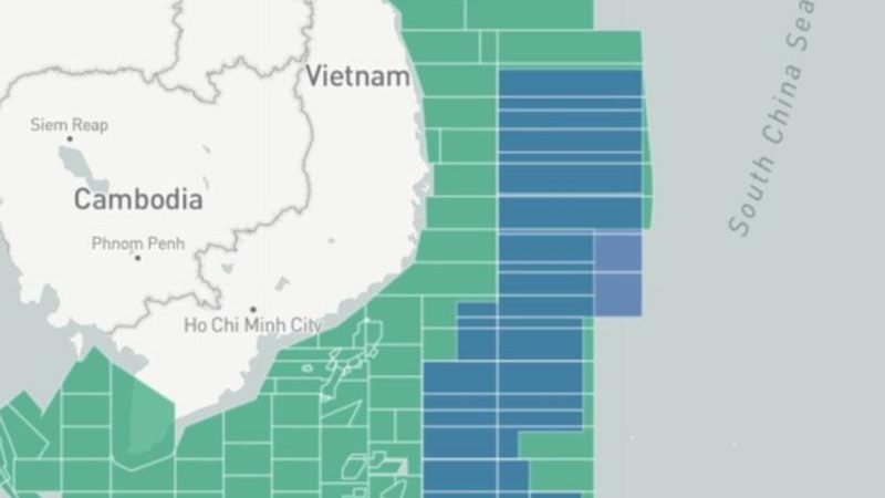Khu vực các lô dâu khí (màu xanh dương) mà Trung Quốc mời thầu nằm trong vùng đặc quyền kinh tế (EEZ) của Việt Nam, nơi tàu khảo sát địa chấn của Trung Quốc đang hoạt động. Ảnh; AMTI