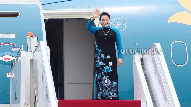 Chủ Tịch Quốc Hội CSVN Nguyễn Thị Kim Ngân tại sân bay Lộc Khẩu, thành phố Nam Kinh, tỉnh Giang Tô, Trung Quốc hôm 8 tháng Bảy, 2019 bắt đầu chuyến viếng thăm nước nầy 4 ngày. Ảnh: quochoi.vn