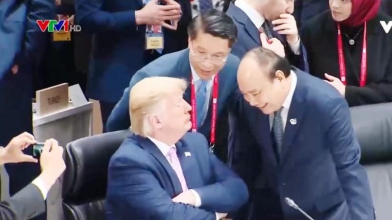 Thủ Tướng CSVN Nguyễn Xuân Phúc "tiếp cận" Tổng Thống Mỹ Trump trong Hội Nghị Thượng Đỉnh G-20 Osaka tháng Bảy, 2019. Ảnh chụp màn hình VTV1.