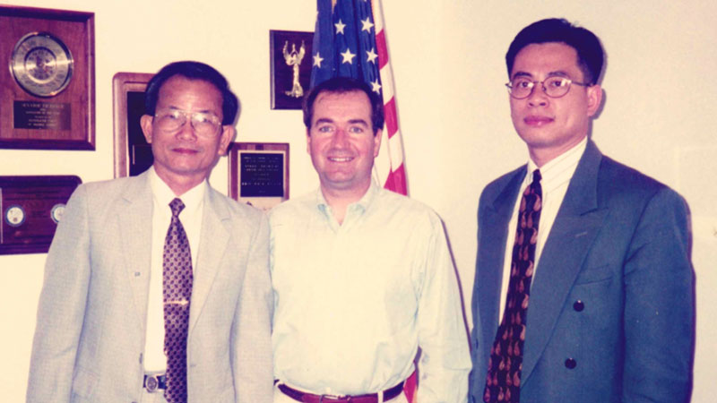 Giáo Sư Nguyễn Thanh Giang cùng ông Đỗ Hoàng Điềm gặp gỡ Dân Biểu Hoa Kỳ Ed Royce (8/1996).