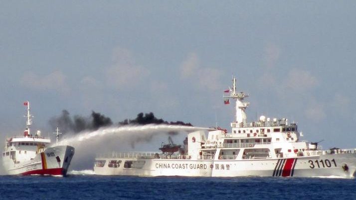 Tàu hải cảnh Trung Cộng tấn công một tàu cảnh sát biển Việt Nam bằng súng nước hôm 2 tháng Năm, 2014 trong vụ nước nầy đặt giàn khoan HD 981 trong vùng đặc quyền kinh tế của Việt Nam và chỉ rời đi 75 ngày sau đó. Ảnh: Reuters