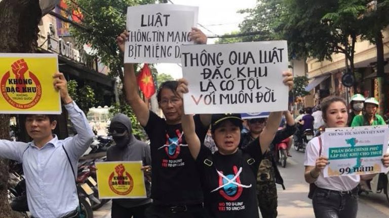 Đông đảo người dân Hà Nội biểu tình chống Dự Luật Đặc Khu và An Ninh Mạng hôm 10 tháng Sáu, 2018. Ảnh: Internet