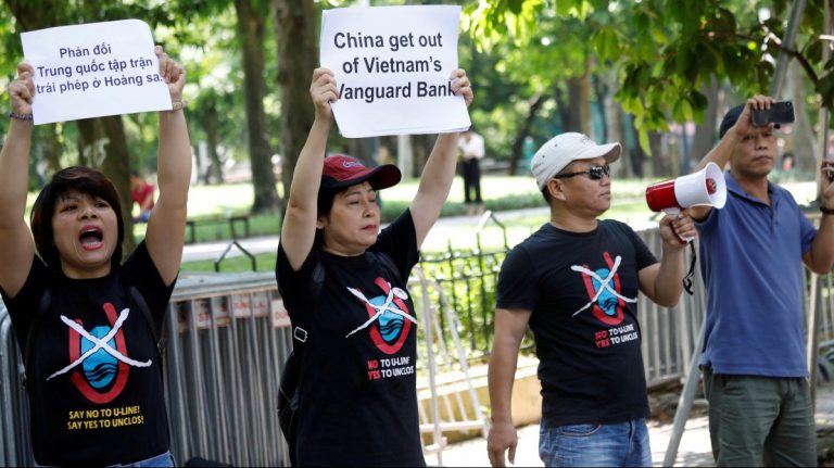 Cuộc biểu tình chớp nhoáng chống Trung Cộng ngay trước Tòa Đại Sứ Trung Cộng ở Hà Nội hôm 6 tháng Tám, 2019. Ảnh: Reuters