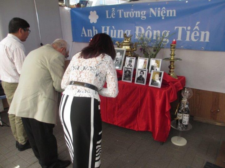 Quan khách niệm hương trước di ảnh các Anh Hùng Đông Tiến. Ảnh: Việt Tân Hòa Lan