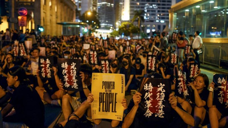 Hôm Thứ Sáu, 16 tháng Tám, 2019, người dân Hồng Kông tiếp tục xuống đường biểu tình ủng hộ dân chủ, bất chấp sự răn đe của Bắc Kinh. Ảnh: Manan Vatsyayana / AFP / Getty Images