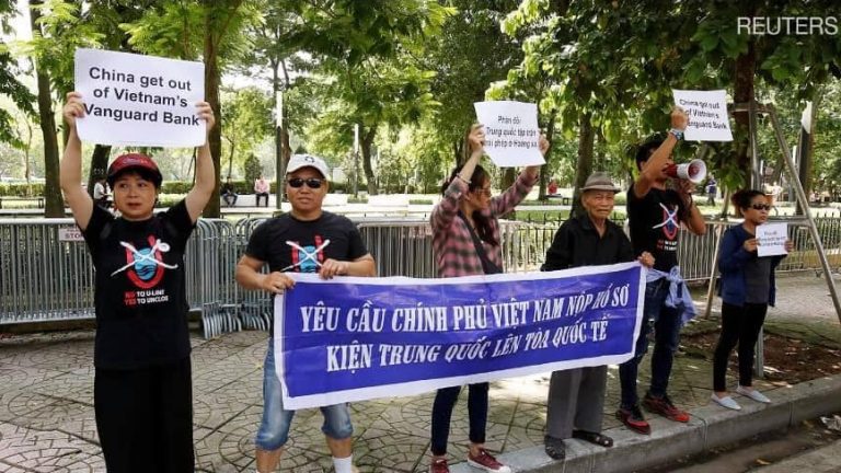 Cuộc biểu tình chớp nhoáng chống Trung Cộng xâm lấn Biển Đông ngay trước Tòa Đại Sứ Trung Cộng ở Hà Nội hôm 6 tháng Tám, 2019. Ảnh: Reuters