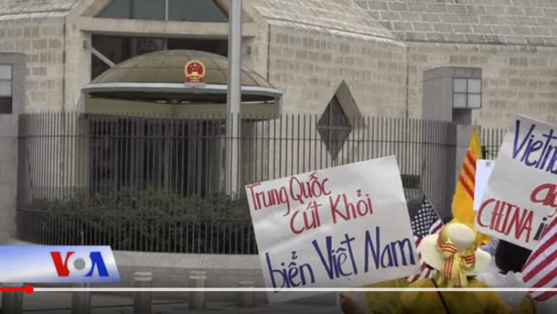 Khoảng một trăm người Việt biểu tình trước Tòa Đại Sứ Trung Cộng ở thủ đô Washington, D.C. để phản đối Trung Cộng xâm lấn vùng biển Việt Nam ở Bãi Tư Chính hôm 23 tháng Tám, 2019. Ảnh chụp màn hình Facebook VOA.
