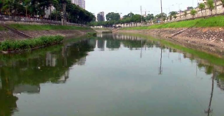 Công ty Thoát Nước Hà Nội đề xuất thành phố Hà Nội chi 150 tỷ đồng để bơm nước từ sông Hồng làm sạch Hồ Tây và sông Tô Lịch. Ảnh: vnexpress