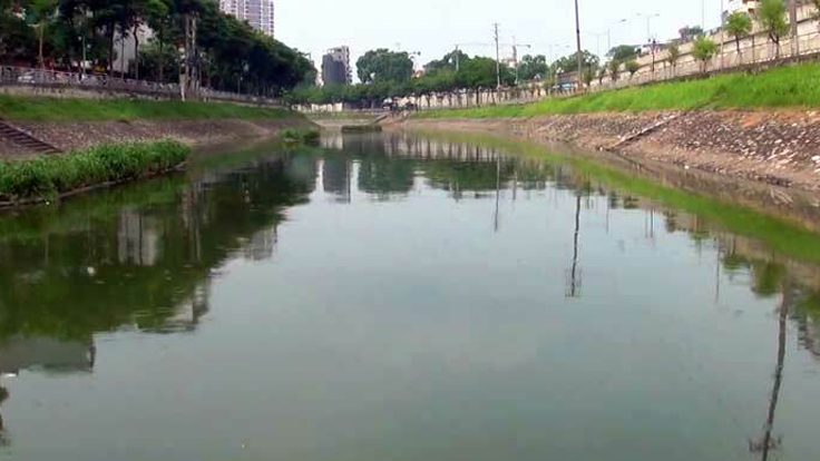 Công ty Thoát Nước Hà Nội đề xuất thành phố Hà Nội chi 150 tỷ đồng để bơm nước từ sông Hồng làm sạch Hồ Tây và sông Tô Lịch. Ảnh: vnexpress