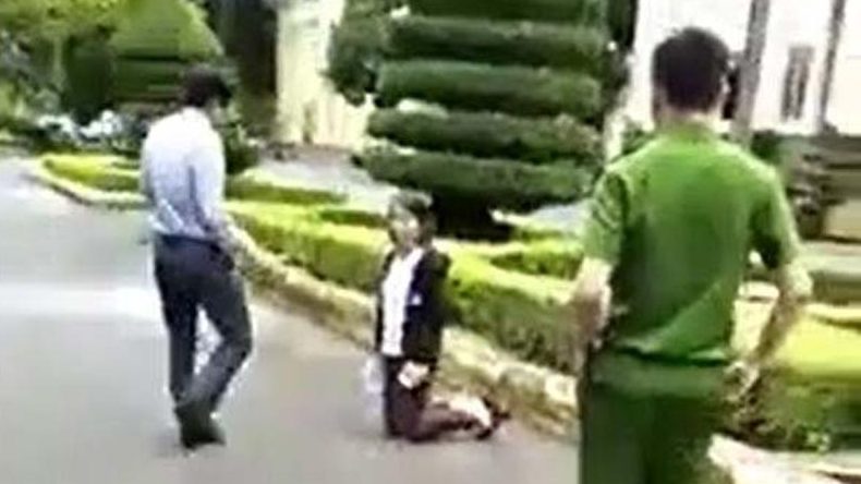 Hình ảnh cô giáo quỳ gối xin gặp lãnh đạo tỉnh Đắk Lắk đưa đơn khiếu nại lan truyền rộng rãi trên mạng xã hội. Ảnh: Internet